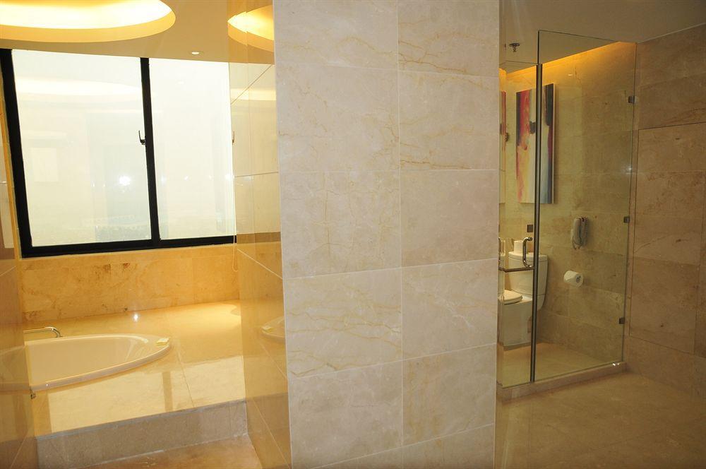 Four Points By Sheraton Taicang Buitenkant foto